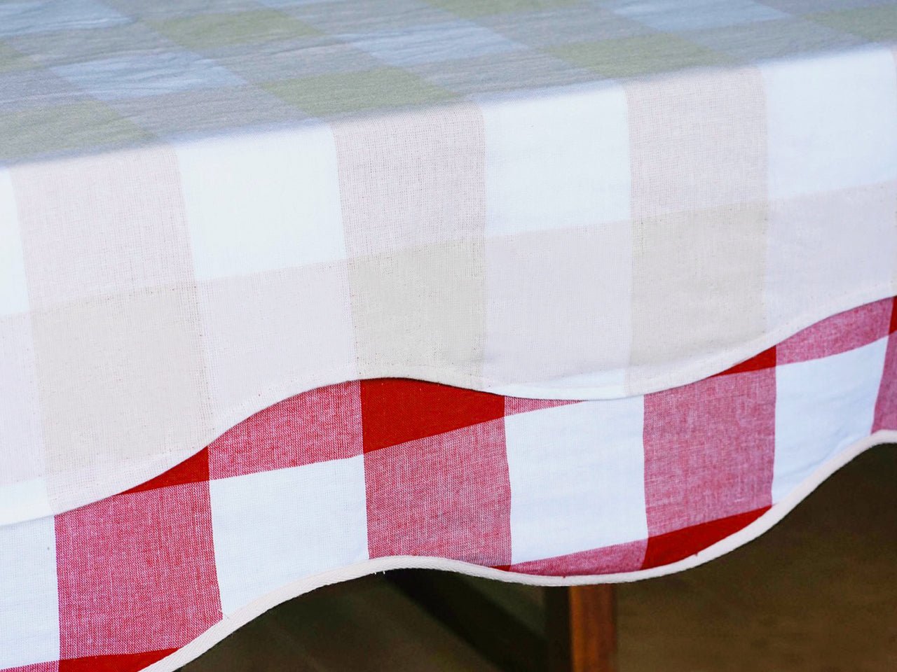 Casa Stilo Giardino Reversible Tablecloth in Rosso/Rosa