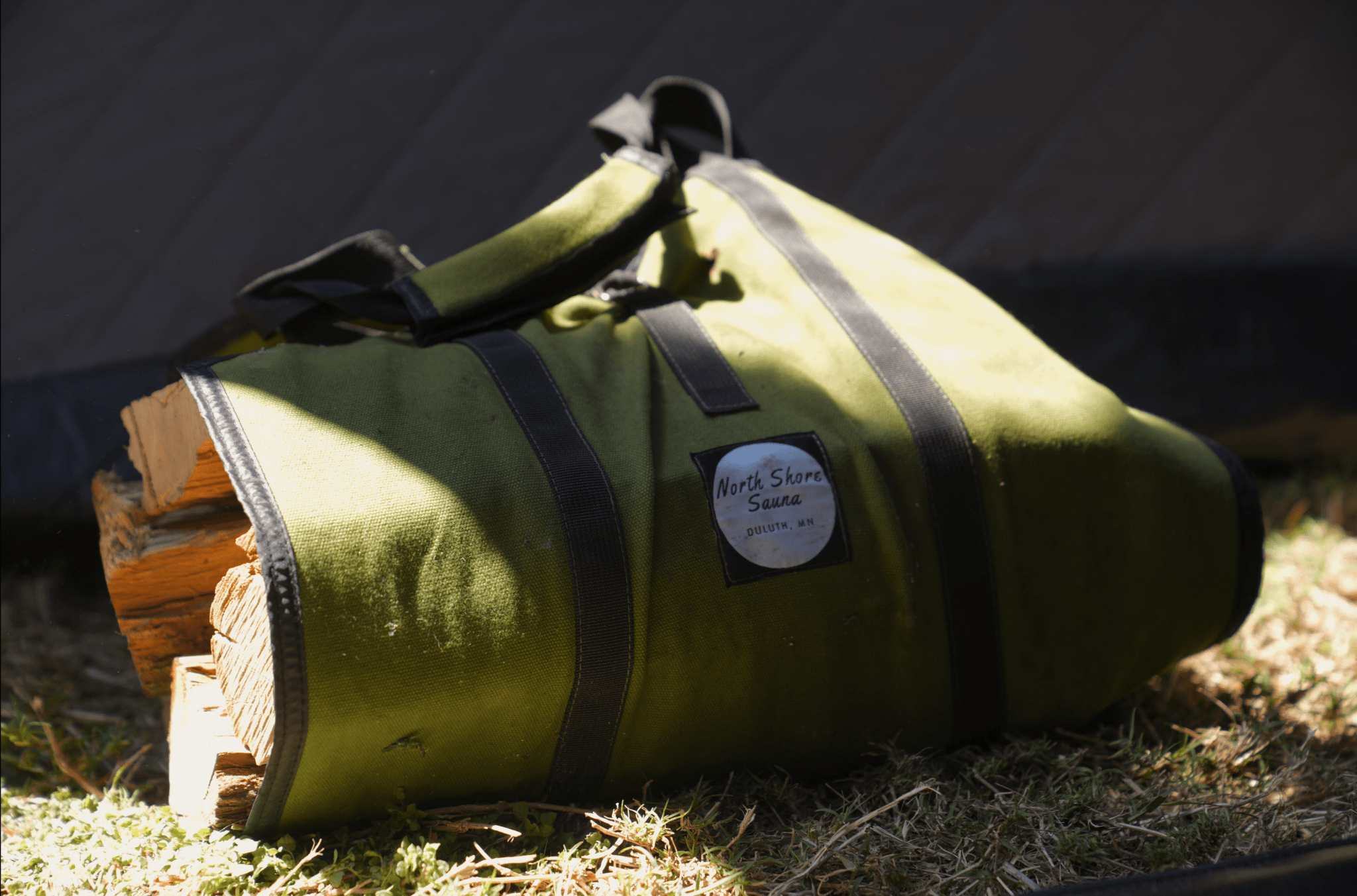 North Shore Sauna Firewood Carrying Bag – Effortlessly Transport Your Firewood
