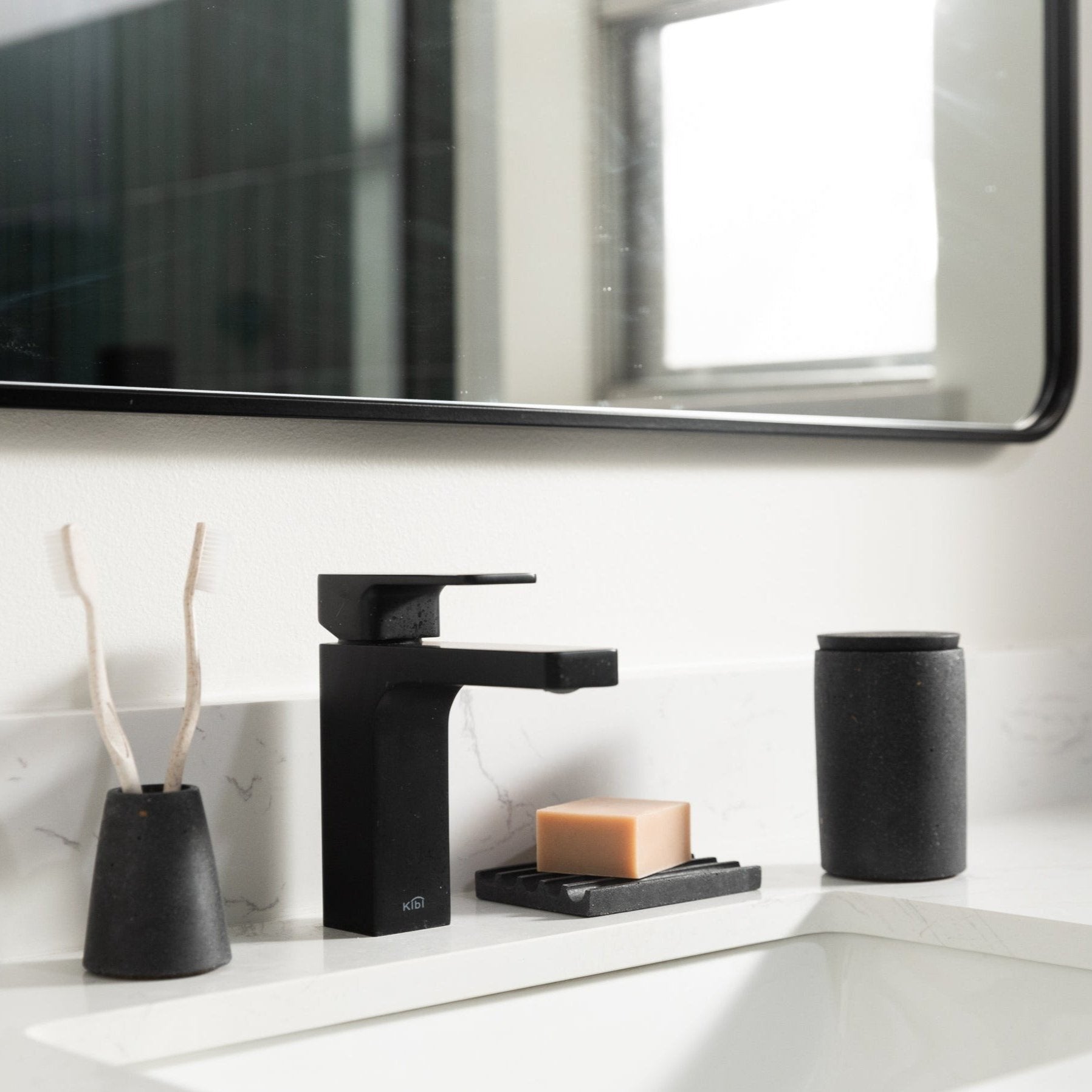 Pretti.Cool Toothbrush Holder | Black Terrazzo