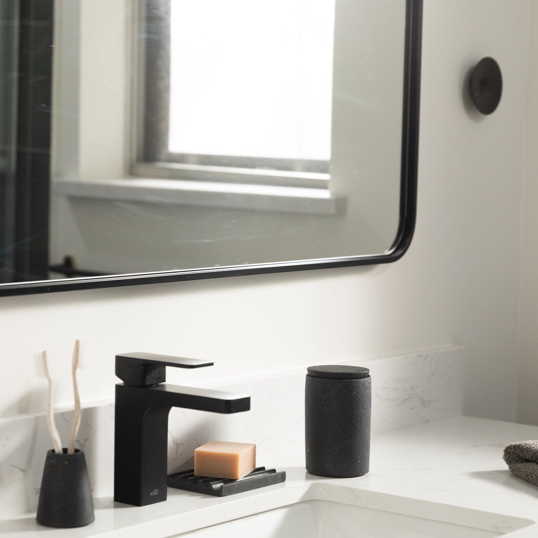 Pretti.Cool Cotton Swab Holder | Black Terrazzo