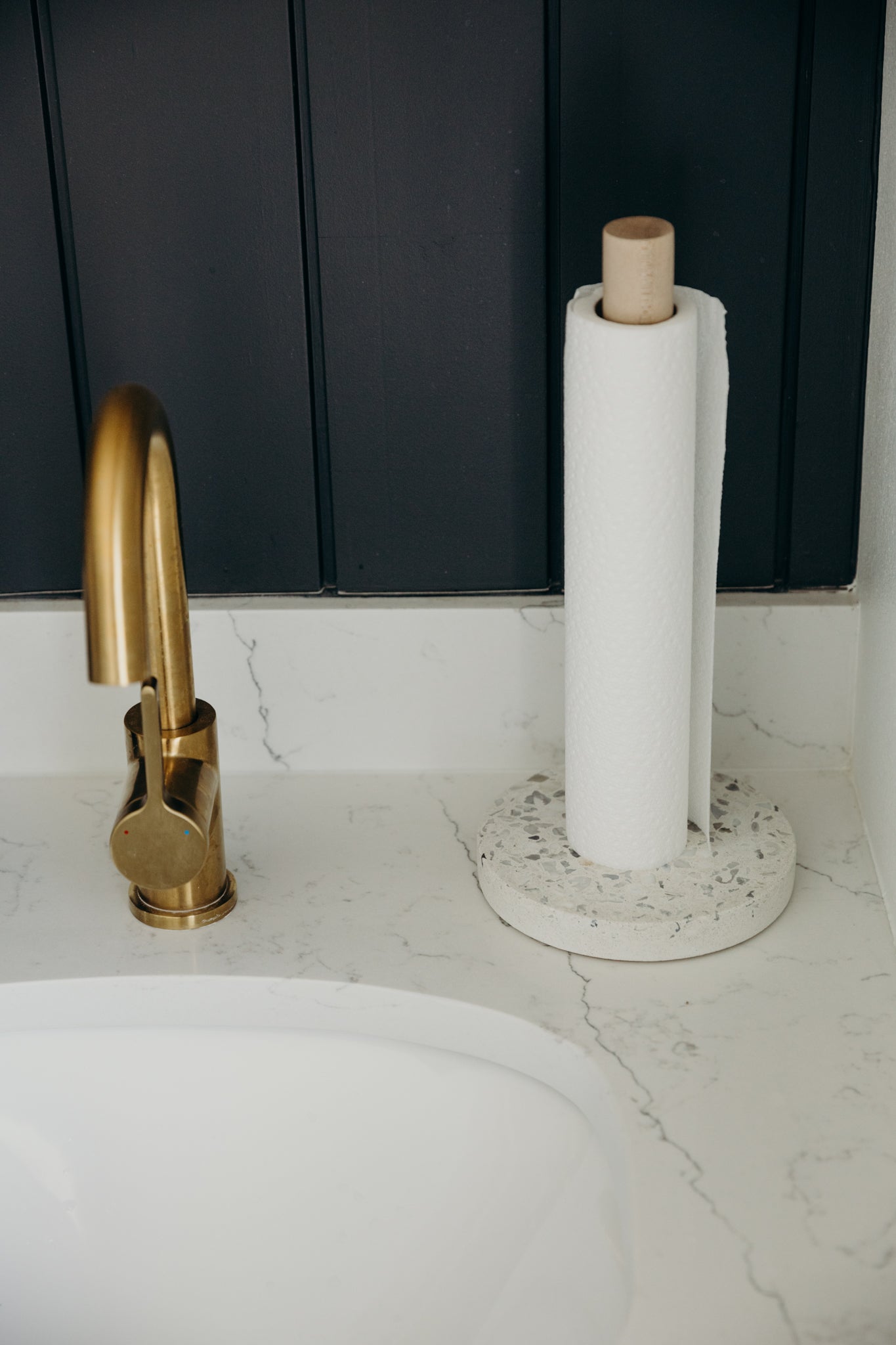 Pretti.Cool Paper Towel Holder | Larger White Terrazzo