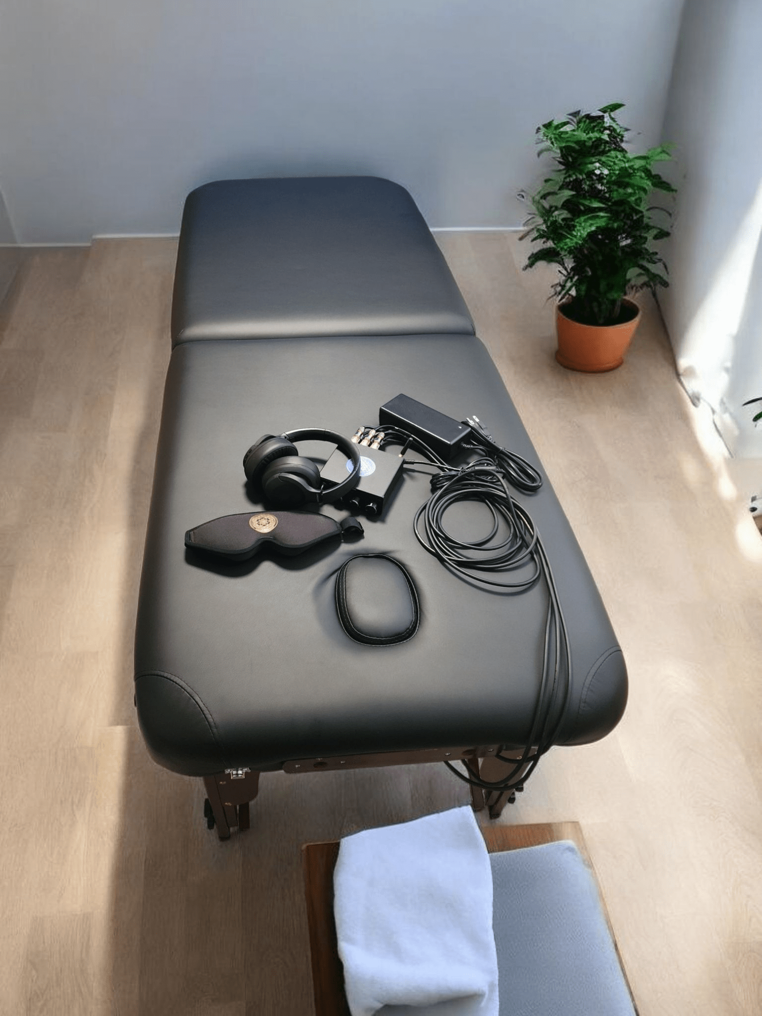 Vibroacoustic Solutions Vibroacoustic Therapy Massage Table – 190 Watt RMS Transducers