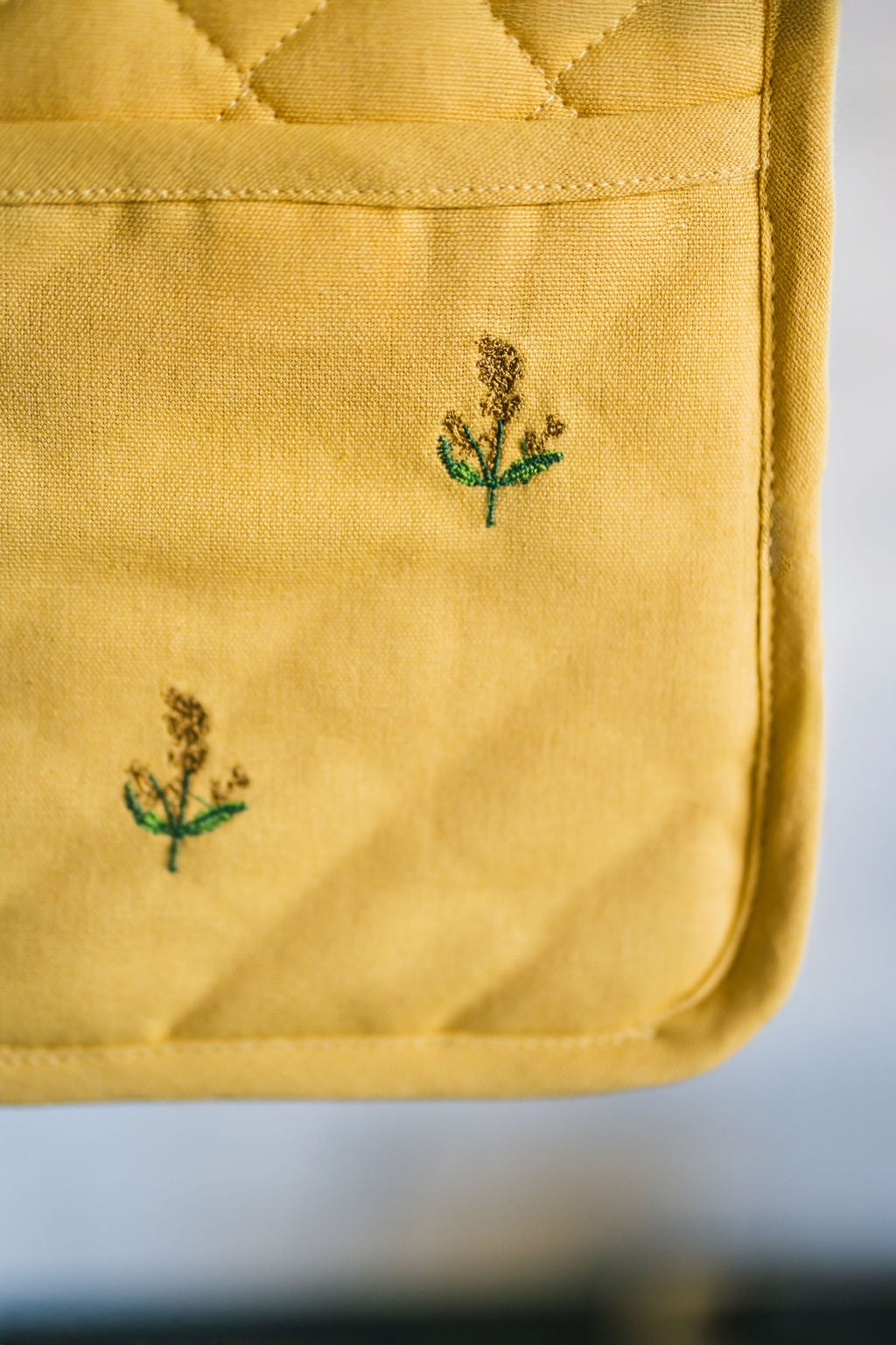 Gelber bestickter Topflappen