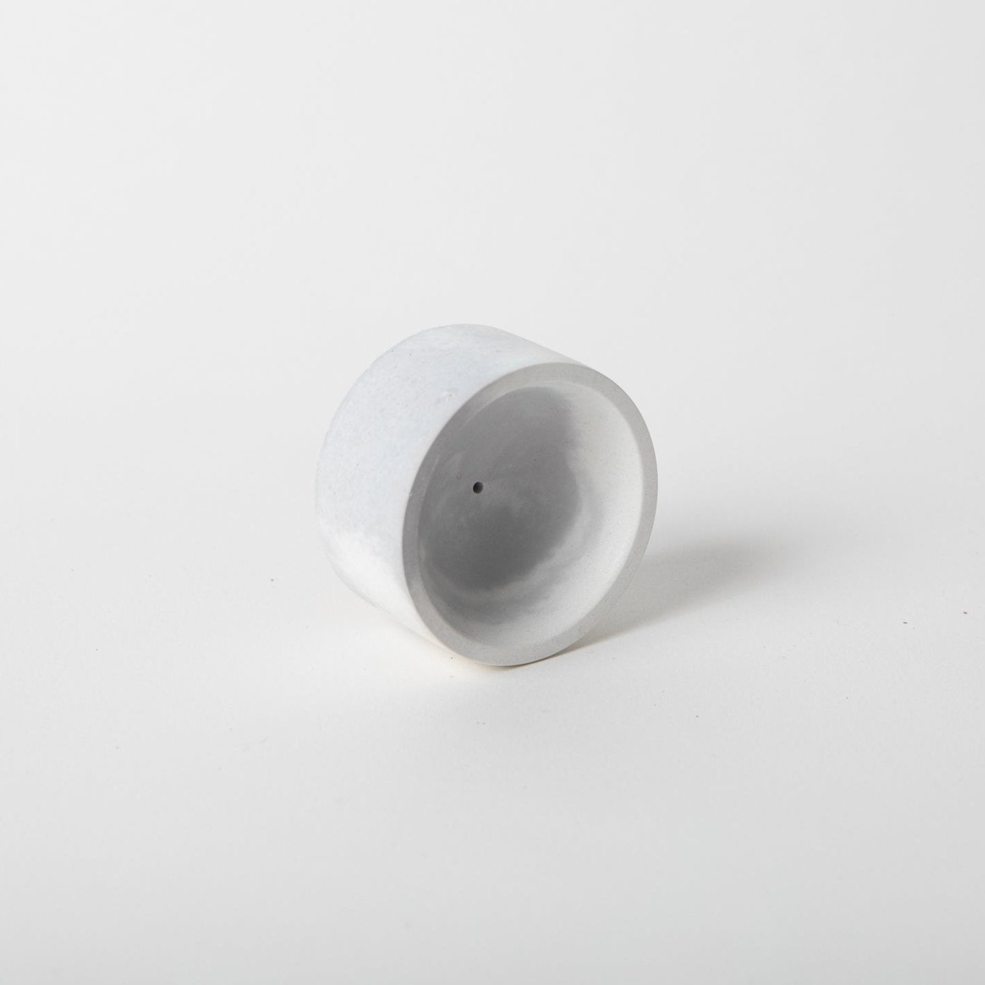 Pretti.Cool Round Incense Holder | Black & Grey