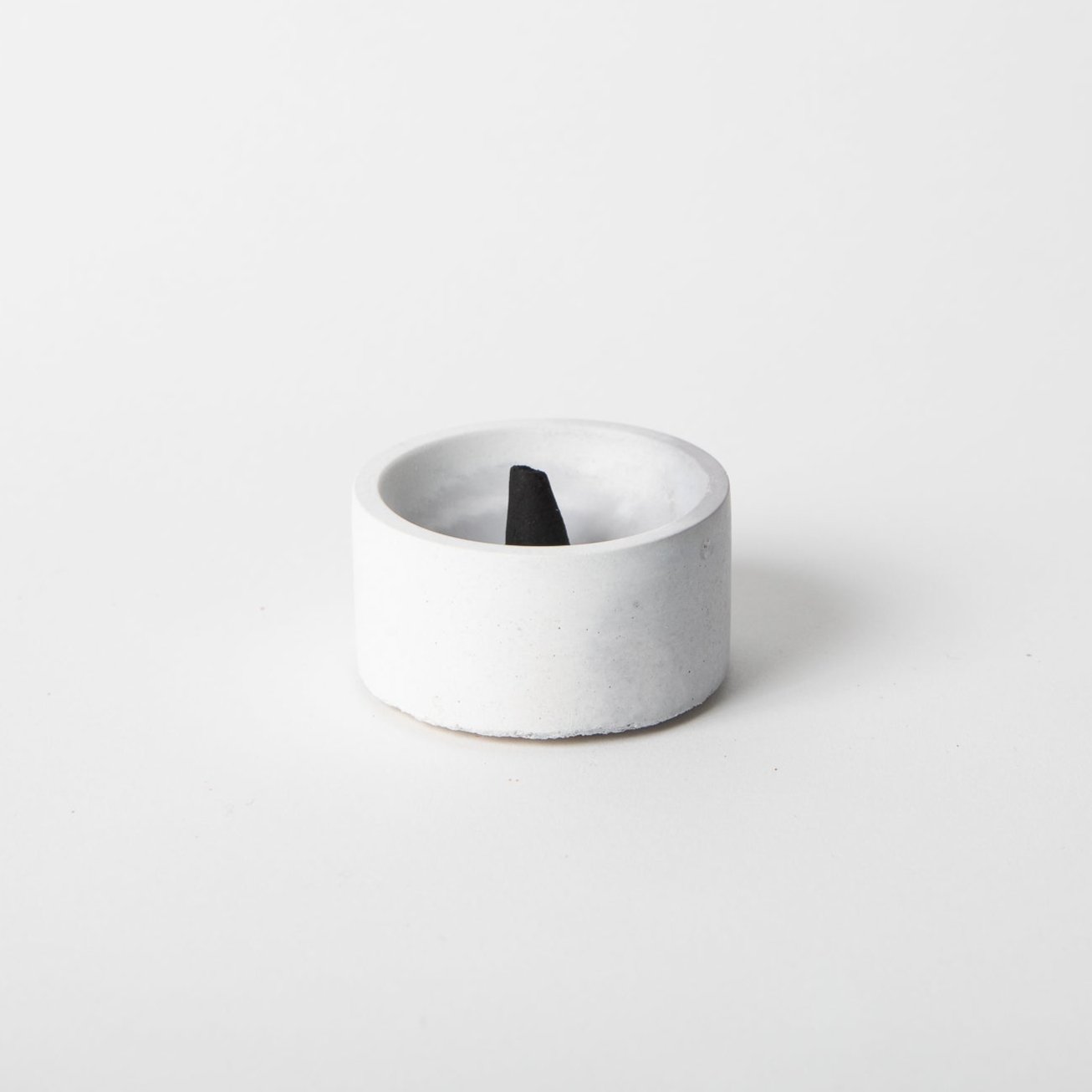 Pretti.Cool Round Incense Holder | Black & Grey