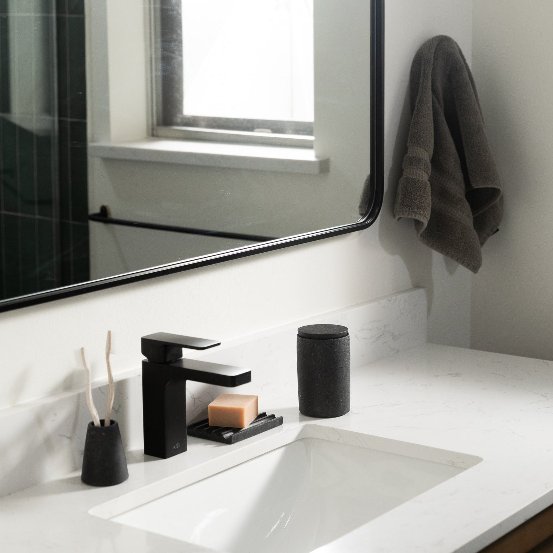 Pretti.Cool Toothbrush Holder | Black Terrazzo